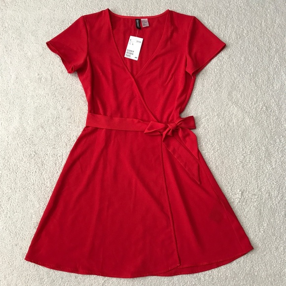 H&M Dresses & Skirts - H&M Wrap Dress Short Sleeve Red Pit to Pit 17” Size 2
